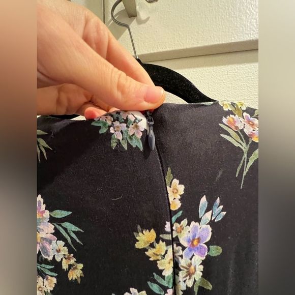 Velvet by graham and Spencer Winola Floral Printed Challis dress size medium - Picture 7 of 11